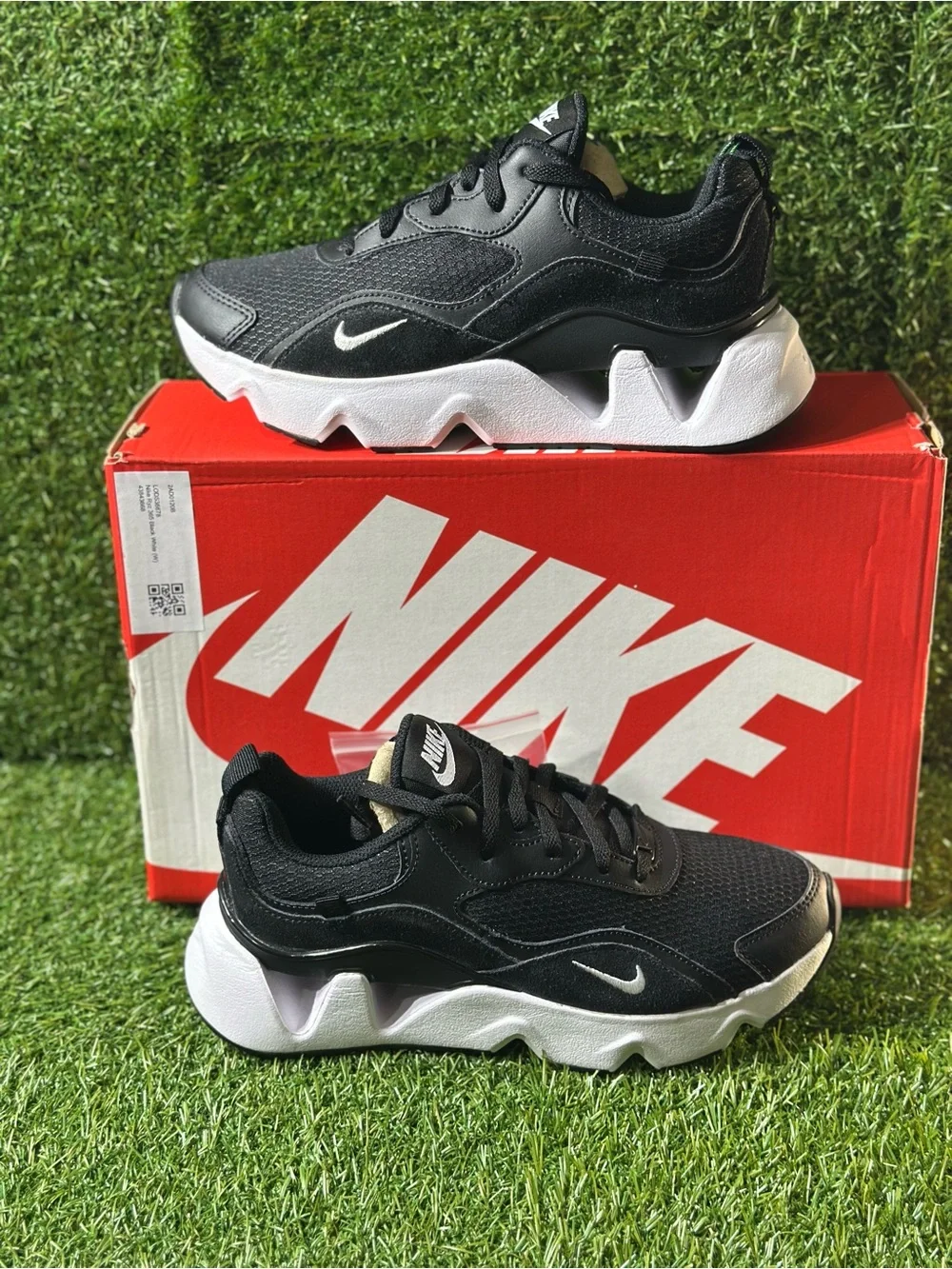 NIKE WOMENS RYZ  365 II, SIZE 6 WOMENS, COLOR BLACK/ WHITE, NEW